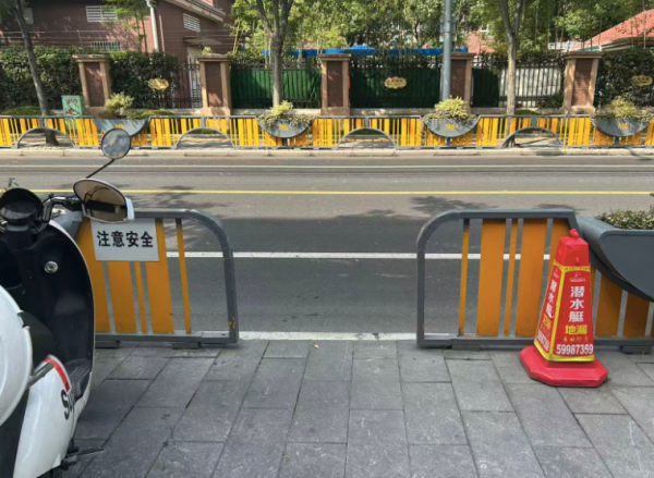 上证速配 追踪｜新增五个开口，既保障行人又方便商户，松江区出手调整这条路的护栏